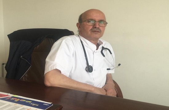 الطبيب عبد القادر زبيطو في عيادته بطنجة