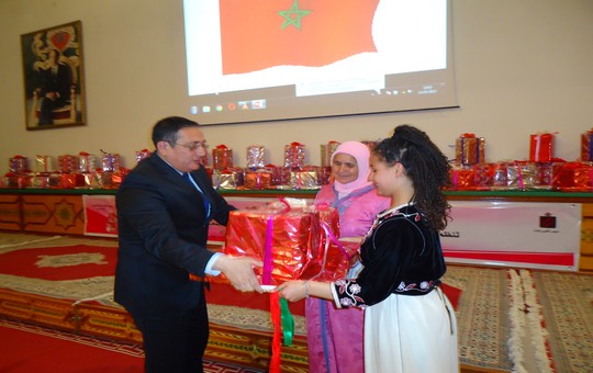 الكاتب العام لعمالة اقليم تاونات يستقبل المواطنة التونسية‎ مامية يونس القاطنة حاليا بجماعة الرتبة بنواحي تاونات ويسلم لها هدية