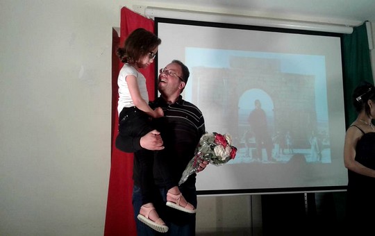 الممثل منير المتيوي لحظة تسلمه باقة زهور من طفلة تاوناتية