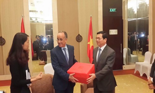 الوزير عبو خلال تسلمه من نظيره الفيتنامي هدية