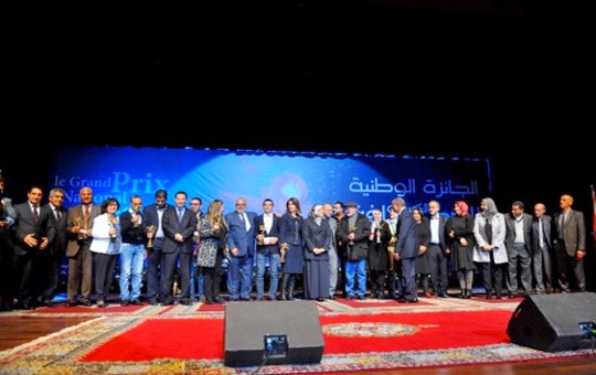 بنكيران رئيس الحكومة يتوسط الصحافيين الفائزين وبعض الوزراء أثناء الحفل