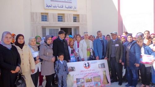 أعضاء جمعية الكرامة ومستفيدين في صورة جماعية قرب دار الطالبة بفناسة باب الحيط