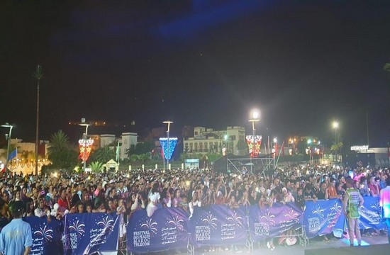 جمهور كبير حج لساحة محمد السادس لمتابعة فقرات مهرجان الحسيمة