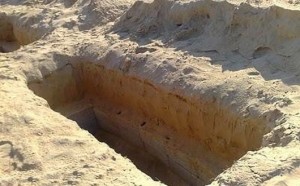أمر غريب حدث بقرية أبامحمد:مكلف بحفر القبور يسقط على رأسه ويموت بعد عملية دفن سيدة