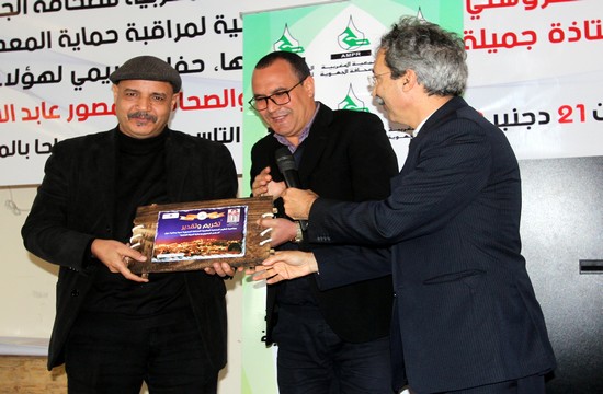 حكيم بلمداحي يتسلم هدية الجمعية المغربية للصحافة الجهوية من لدن الإعلامي الدكتور الزوهري وبجانبه الوالي