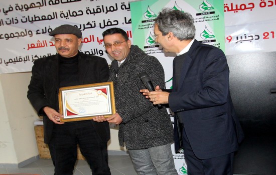 حكيم بلمداحي يتسلم هدية الجمعية المغربية للصحافة الجهوية من لدن الإعلامي الدكتور مشواط وبجانبه الوالي
