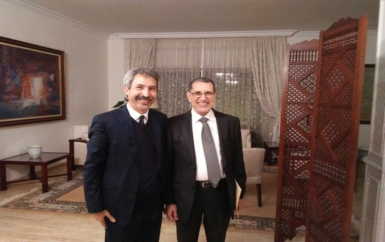 رئيس الحكومة العثماني مع الإعلامي إدريس الوالي