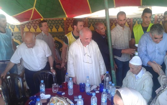 رشيد اليزمي خلال تكريمه بمنطقته أولاد أزام بتاونات بمعية زميله إدريس اليزمي