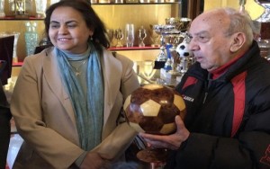 إبنة إقليم تاونات زكية الميداوي سفيرة المملكة المغربية ببلغاريا تزور متحف النادي الرياضي البلغاري لكرة القدم بصوفيا