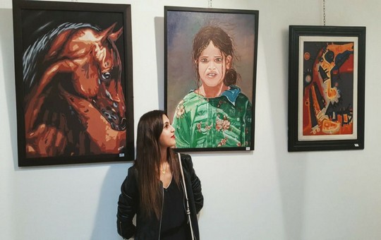 زينب علوي صوصي فنانة تشكيلية شابة تستلهم لوحاتها الفنية من عمق التقاليد المغربية الأصيلة