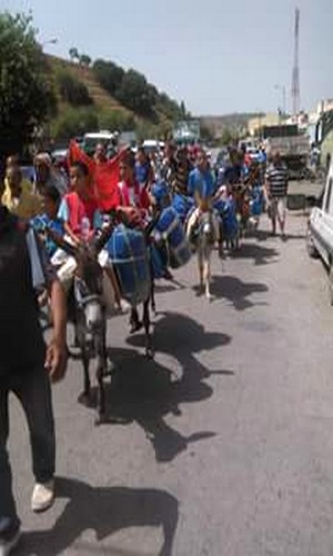 سكان دوار بتراب جماعة عين عائشة يحتجون صوب عمالة اقليم تاونات