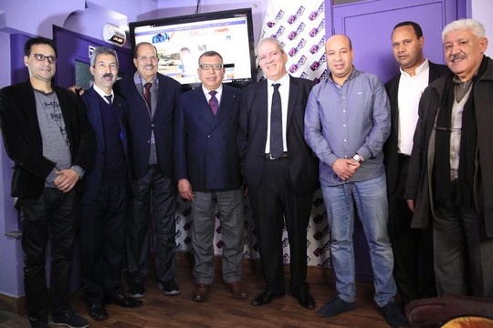 صورة أعضاء المكتب التنفيذي للفيدرالية المغربية للإعلام وإدريس الوالي الثاني من اليسار