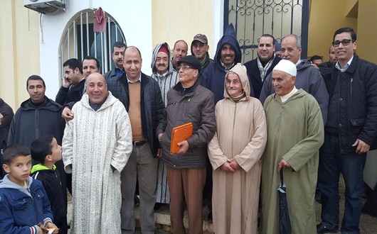 صورة تجمع رئيس جماعة الرتبة عبد الحق أبو سالم رفقة أعضاء الجمعية ومكرمين