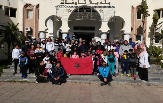 صورة جماعة لأعضاء جمعية الأعمال الاجتماعية و اسرهم قبل انطلاق الرحلة السياحية لجبل اسطار