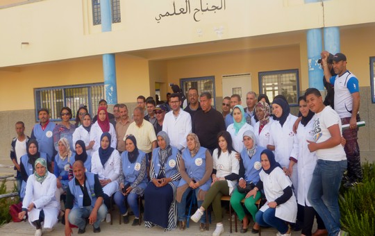 صورة جماعية للطاقم الطبي والمتطوعين بعد انتهاء القافلة الطبية بثانوية الخوارزمي بجماعة بوهودة