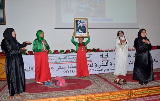 صورة لعرض مسرحي قدمه تلاميذ دار الطالبة يعالج اهداف المبادرة الوطنية للتنمية البشرية