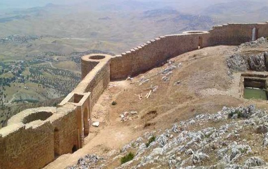 قلعة “أمركو”.. معلمة أثرية يحصنها مرتفع جبلي