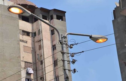 مصابيح الانارة العمومية وهي مضاءة في واضحة النهار طوال السنة في المدن والقرى