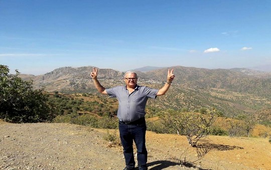 مصطفى المريزق في منطقة غفساي محاط بجبال بني زروال