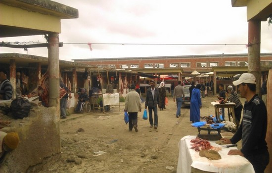 منظر المجزرة العتيقة لسوق احد عين عائشة وبجانبها ورش المجزرة الجمعاتية الحديثة ( خاص)